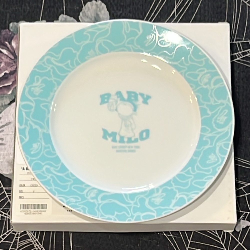 NEW 2020 BAPE A BATHING APE BABY MILO MADISON AVENUE WHITE CERAMIC DINNER PLATE